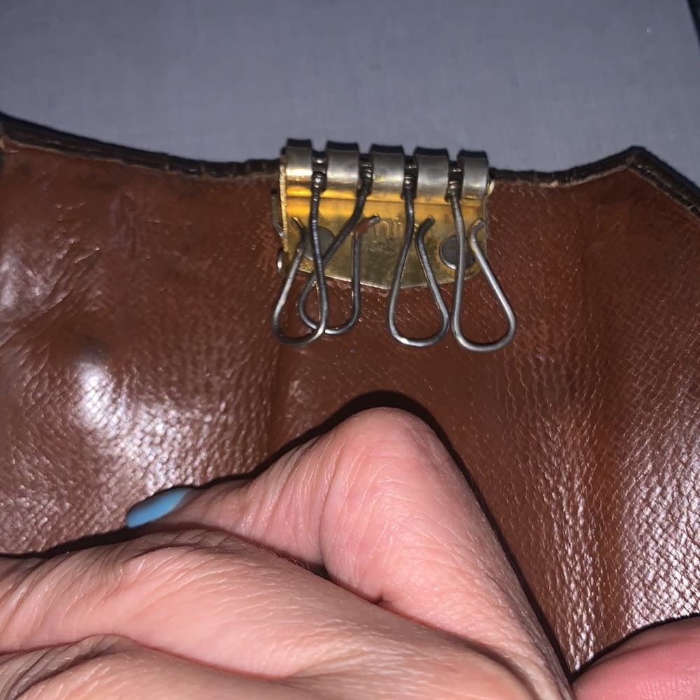 💛 Louis Vuitton vintage Monogram‎ signature design LV Logo 4 key holder M… - Picture 8 of 10